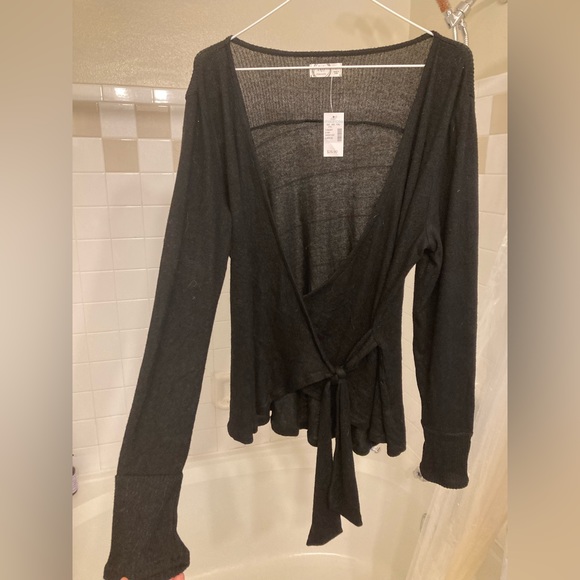 Maurice’s wraparound long sleeve tie front top. - Picture 1 of 2